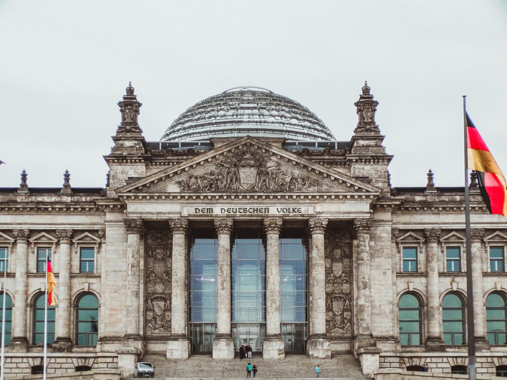 Picture of the front of the Bundestag